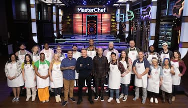 MASTERCHEF: Host/judge Gordon Ramsay (C) and judges Aarón Sánchez (center L) and Joe Bastianich (center R) with contestants in the “State Fair” episode of MASTERCHEF airing Wednesday, June 21 (8:00-9:02 PM ET/PT) on FOX. © 2023 FOXMEDIA LLC. Cr: FOX.
