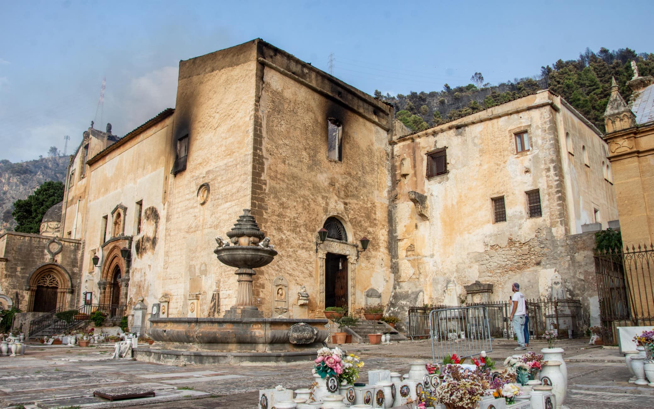 Il convento di Santa Maria di Gesù a Palermo danneggiato dagli incendi
