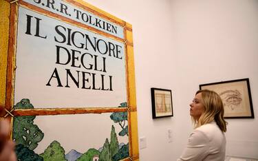 La premier Giorgia Meloni visita la mostra su Tolkien, alla Galleria nazionale d'arte moderna e contemporanea, 15 novembre 2023.   NPK   ANSA / Filippo Attili - Palazzo Chigi   +++ ANSA PROVIDES ACCESS TO THIS HANDOUT PHOTO TO BE USED SOLELY TO ILLUSTRATE NEWS REPORTING OR COMMENTARY ON THE FACTS OR EVENTS DEPICTED IN THIS IMAGE; NO ARCHIVING; NO LICENSING +++