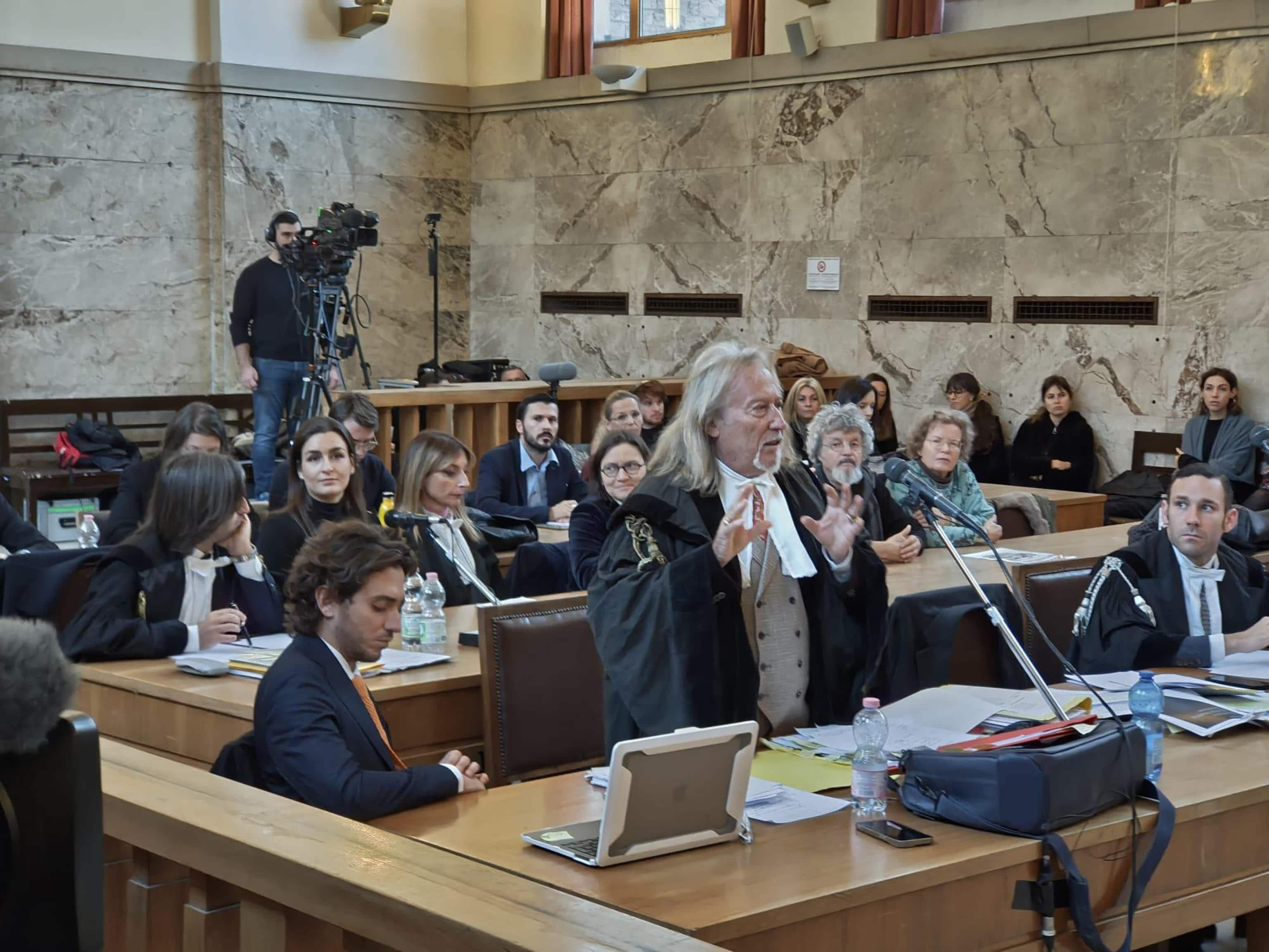 L'arringa dell'avvocato difensore di Benno Neumair, Flavio Moccia, durante il processo in corso a Bolzano, 19 novembre 2022
ANSA / G.NEWS