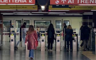 Ingresso della Metro A, fermata Cipro durante il primo giorno del nuovo dpcm, Roma, 26 ottobre 2020.
ANSA/ALESSANDRO DI MEO