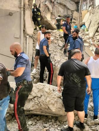 Una palazzina di tre piani è crollata a Torre del Greco (Napoli), 16 luglio 2023. In base alle prime informazioni, ci sarebbero persone coinvolte nel crollo mentre una donna è stata estratta viva dalle macerie dai vigili del fuoco.
/////
A three-story building collapsed in Torre del Greco, in the province of Naples, Italy, 16 July 2023. According to initial information, there would be people involved in the collapse while a woman was pulled alive from the rubble by firefighters.
ANSA/CARABINIERI
+++ ANSA PROVIDES ACCESS TO THIS HANDOUT PHOTO TO BE USED SOLELY TO ILLUSTRATE NEWS REPORTING OR COMMENTARY ON THE FACTS OR EVENTS DEPICTED IN THIS IMAGE; NO ARCHIVING; NO LICENSING +++ NPK +++