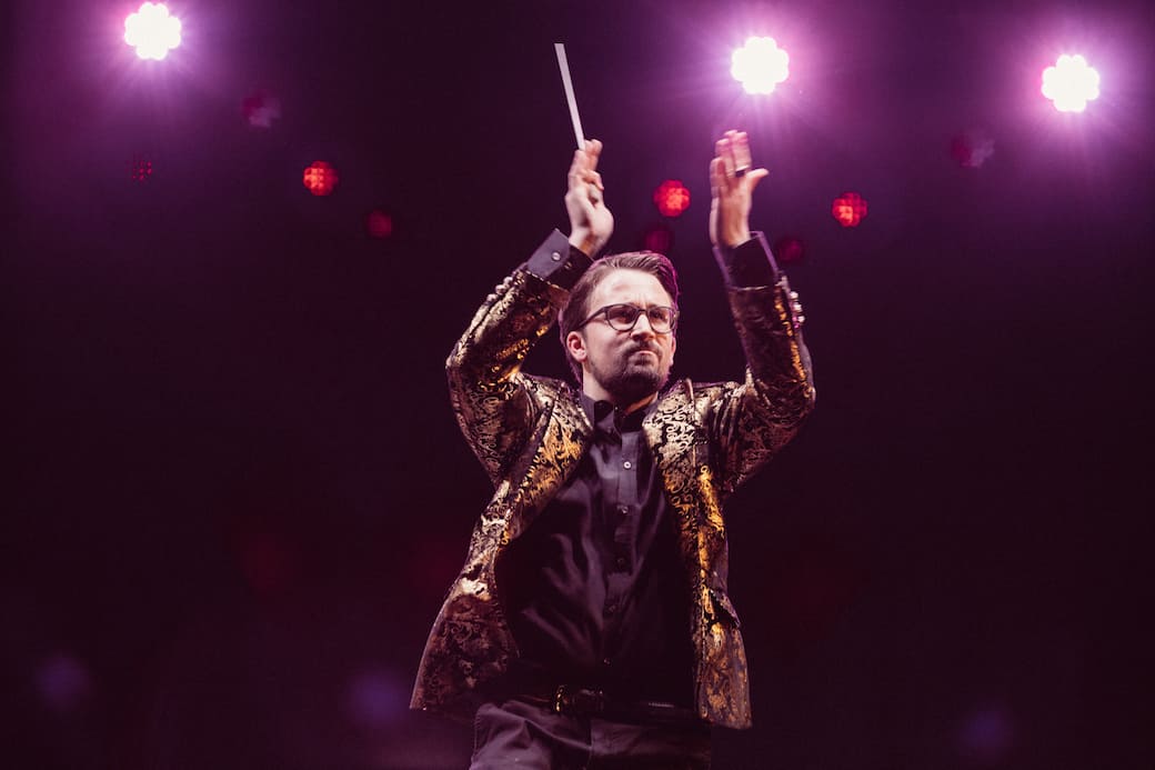 Simone-Tonin_Direttore-dorchestra_Gaga-Symphony-Orchestra_2018_ph.-Riccardo-Carraro.jpg