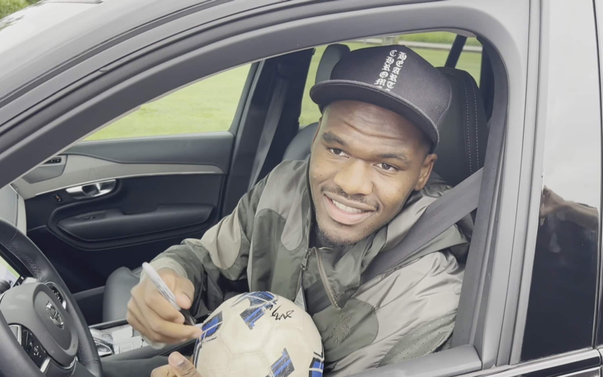 Sorrisi e autografi per Bonny al raduno Inter