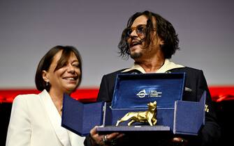 ROME, ITALY - OCTOBER 26: Paola Malanga and Johnny Depp pose with the Lifetime Achievement Award on stage during the Award Ceremony during the 19th Rome Film Festival at Sala Petrassi on October 26, 2024 in Rome, Italy. (Photo by Antonio Masiello/Getty Images)