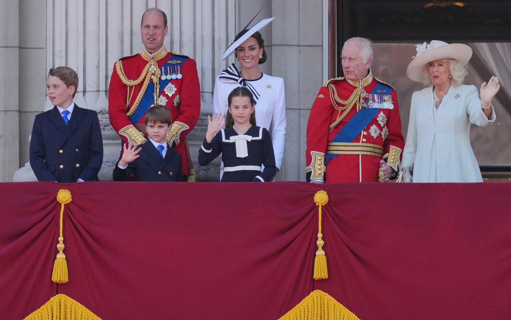 Il saluto della famiglia reale dal balcone