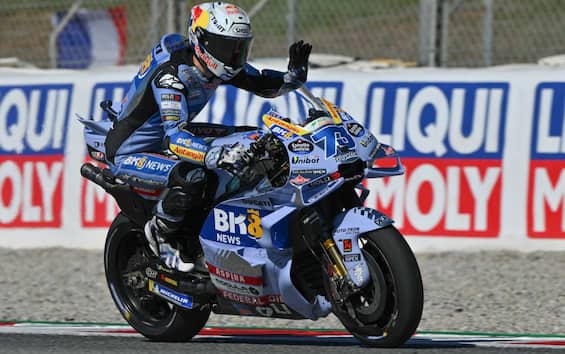 https://static.sky.it/editorialimages/0694df69460c0e067cddfe9d901e9d5a0679eb88/skysport/it/motori/motogp/video/2025/09/07/motogp-gp-barcellona-gara-highlights-1034320/alex_marquez_esultanza.jpg?im=Resize,width=565