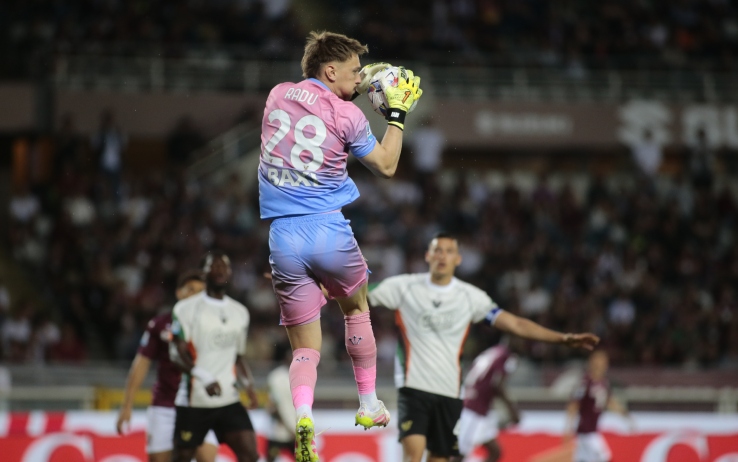 https://static.sky.it/editorialimages/069b9e449065689c21a44195c13299a20984d5bd/skysport/it/calcio/serie-a/2025/05/02/torino-venezia-pagelle/ipa_radu_torino_venezia.jpg?im=Resize,width=375 Le pagelle di Torino-Venezia 1-1