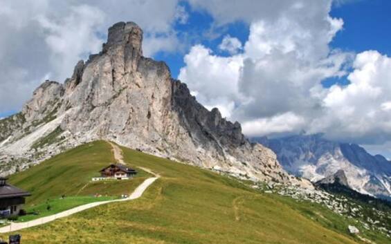 Alpinista muore dopo caduta di 40 metri sulle Dolomiti | Sky TG24