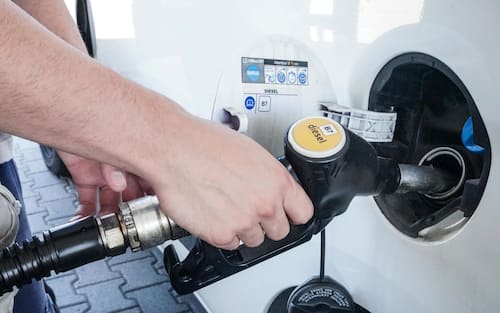 Rialzo dei prezzi della benzina al self service e servito in una stazione di servizio dell'autostrada. Torino 27 luglio 2023 ANSA/TINO ROMANO