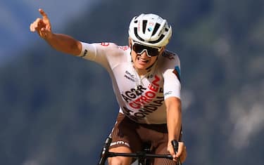 epa10755772 Austrian rider Felix Gall of AG2R Citroen Team wins the 17th stage of the Tour de France 2023, a 166kms race from Saint-Gervais Mont-Blanc to Courchevel, France, 19 July 2023.  EPA/MARTIN DIVISEK