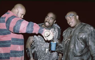 From left, American record executive Suge Knight (born Marion Knight Jr), Rap musician Tupac Shakur (1971 - 1996), and rapper and producer Dr Dre (born Andre Young) on the set of Shakur's 'California Love' music video, El Mirage, California, October 13, 1995. (Photo by Nitro/Getty Images)