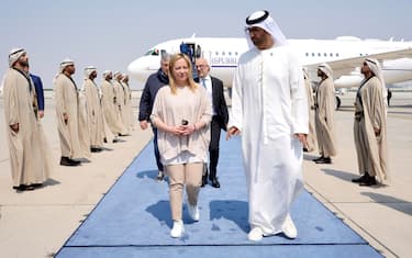 Italian Premier Giorgia Meloni is welcomed by the Minister of Industry and Advanced Technology and President-designate of COP28, Sultan Al Jaber, upon her arrival in Abu Dhabi, 03 March 2023.
ANSA/ CHIGI PALACE PRESS OFFICE/ FILIPPO ATTILI
+++ ANSA PROVIDES ACCESS TO THIS HANDOUT PHOTO TO BE USED SOLELY TO ILLUSTRATE NEWS REPORTING OR COMMENTARY ON THE FACTS OR EVENTS DEPICTED IN THIS IMAGE; NO ARCHIVING; NO LICENSING +++ NPK +++