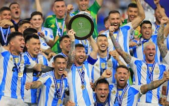 epa11479352 Argentina's Lionel Messi raises the trophy after winning the CONMEBOL Copa America 2024 final against Colombia, in Miami Gardens, Florida, USA, 14 July 2024. Argentina won 1-0 after a goal by striker Lautaro Martinez in extra time.  EPA/CRISTOBAL HERRERA-ULASHKEVICH
