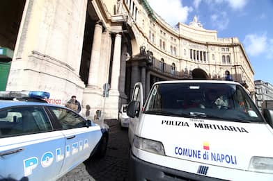 Napoli, lite tra due clochard, uno muore accoltellato alla gola