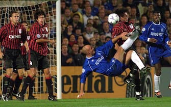LDN17 - 19990915 - LONDON, UNITED KINGDOM: Chelsea's Frank Leboeuf attempts a scissors kick during their Champions League match against AC Milan at Stamford Bridge, London on Wednesday 15 September 1999. (UK OUT - ELECTRONIC IMAGE)  EPA PHOTO PA/REBECCA NADEN/rln-fob