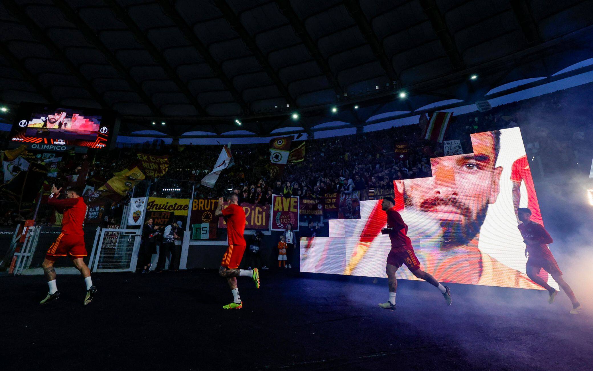 Roma in campo per il riscaldamento! Clima infuocato all'Olimpico!