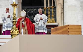 Pope Francis next to the coffin during the funeral of Pope Emeritus Benedict XVI in Saint Peter's Square, Vatican City, 5 January 2023. ANSA/RICCARDO ANTIMIANI