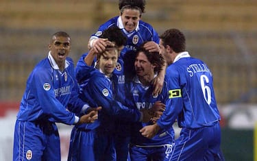 PIACENZA - JANUARY 25:  Como players celebrate during the Serie A match between Como and Roma, played at the Garilli stadium, Piacenza, Italy on January 25, 2003. (Photo by Grazia Neri/Getty Images) 