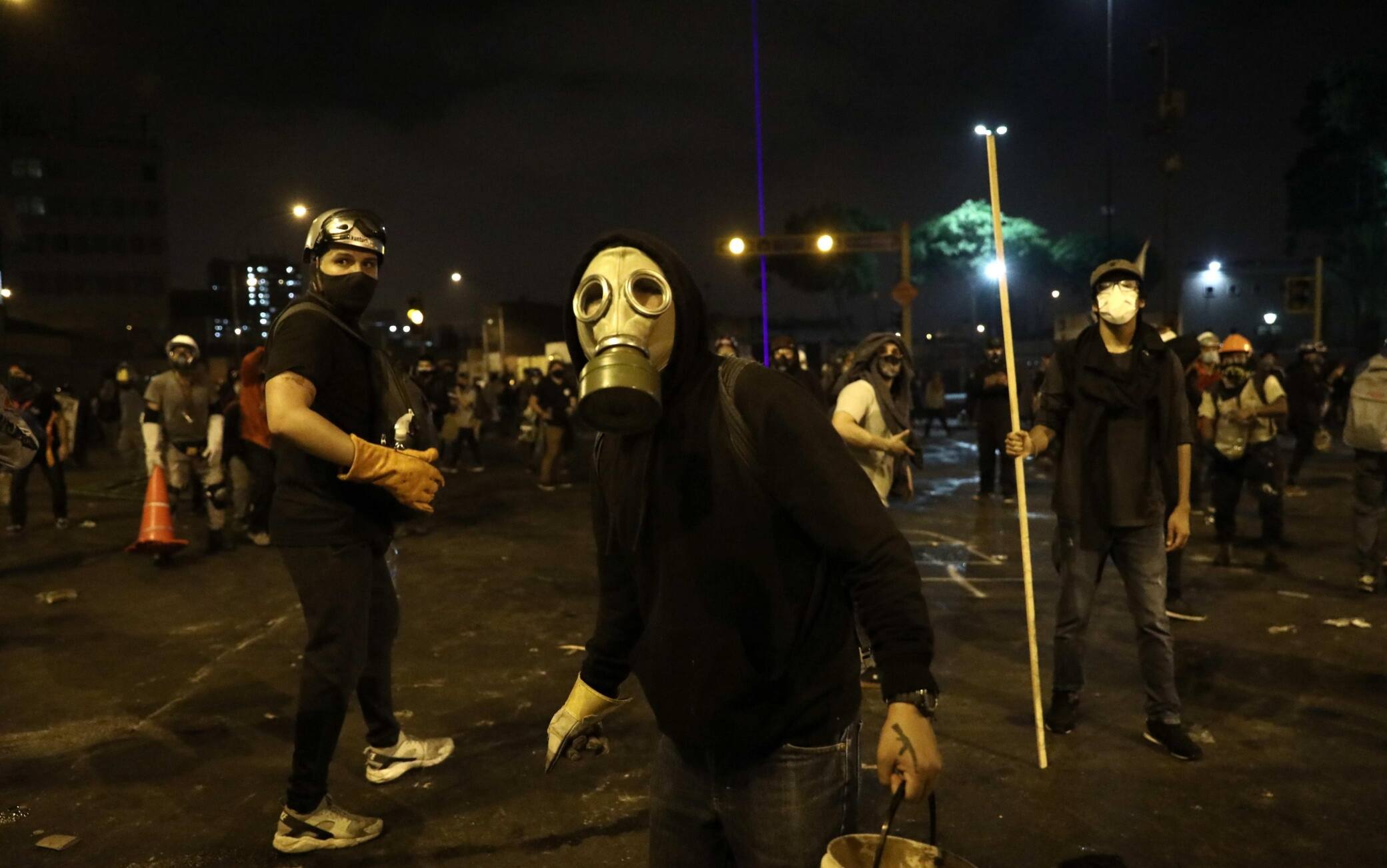 epa08821086 Police and demonstrators clash during a protest against the new government of President Manuel Merino, in San Martin de Lima square, in Lima, Peru, 14 November 2020. Merino took office on 10 November amid a controversial constitutional process after the dismissal of former President Martin Vizcarra for 'moral incapacity' by Peruvian Congress.  EPA/Aldair Mejia