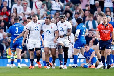 epa11951774 Tom Willis of England (C-L) celebrates scoring a try with teammates Ellis Genge (C) and Maro Itoje (C-R) during the Rugby Six Nations match between England and Italy in London, Britain, 09 March 2025.  EPA/DAVID CLIFF