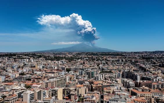 Etna, nube eruttiva alta chilometri visibile in tutta la zona di Catania. FOTO Etna, nube eruttiva alta chilometri visibile in tutta la zona di Catania. FOTO