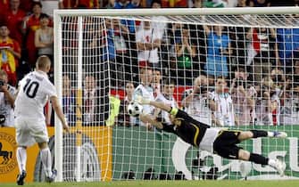 Spain's Iker Casillas saves the penalty of Italian Daniele De Rossi during the UEFA EURO 2008 quarter final match between Spain and Italy at the Ernst Happel stadium in Vienna, Austria, 22 June 2008.  
ANSA/ROLAND SCHLAGER