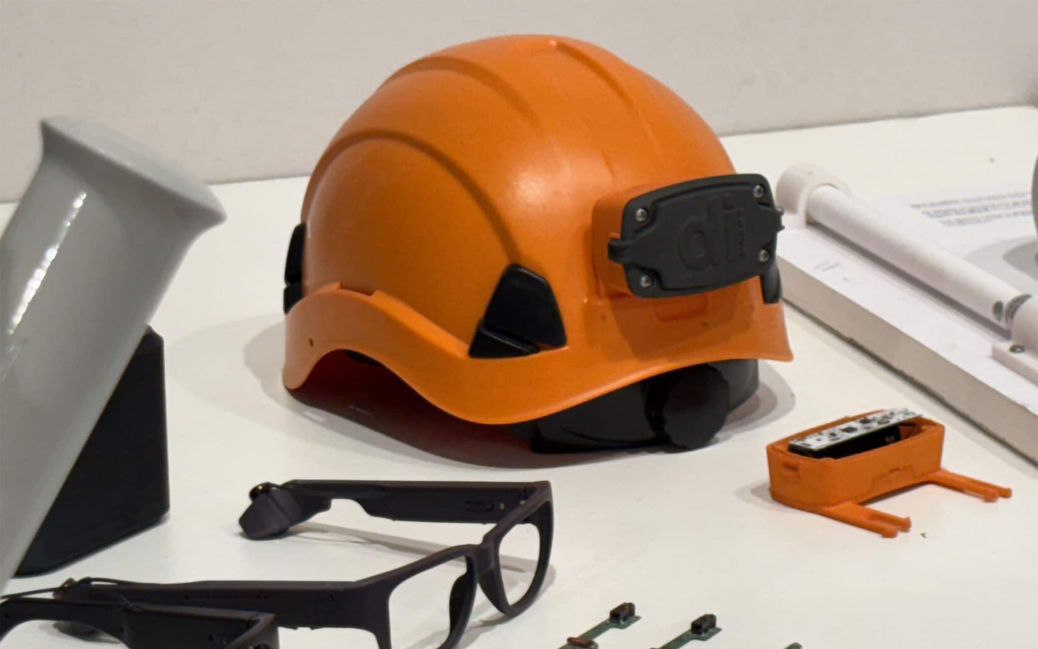 Il caschetto per la sicurezza nei cantieri insieme ad altri prototipi Il caschetto per la sicurezza nei cantieri insieme ad altri prototipi