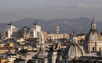 Panoramica del centro storico di Roma, Colosseo, Altare della Patria e Campidoglio, Roma, 21 marzo 2019. ANSA/RICCARDO ANTIMIANI