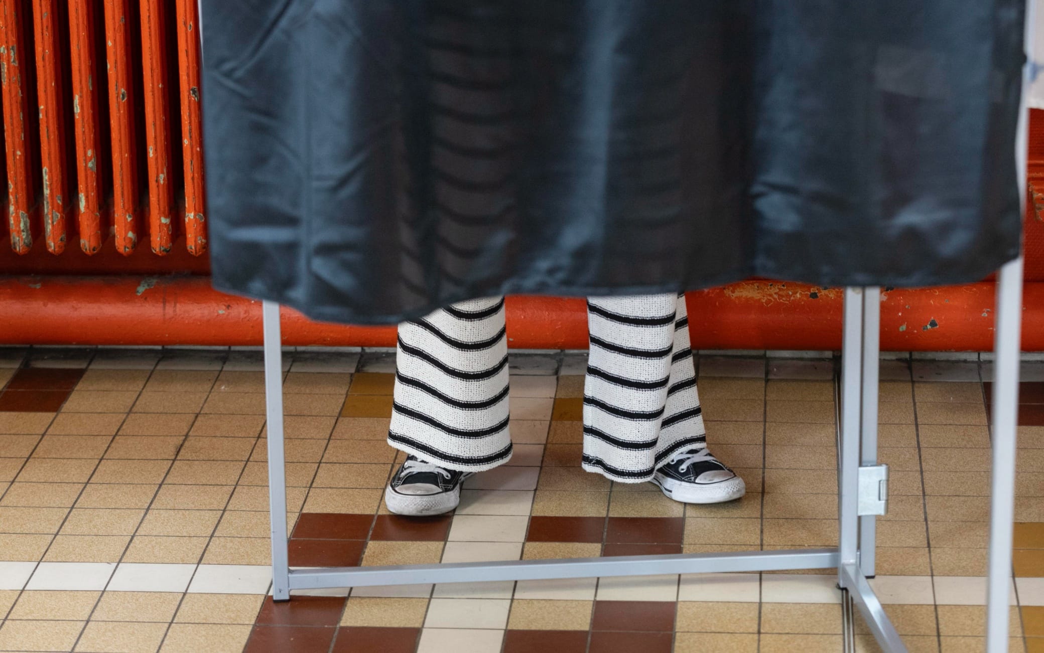 Un momento delle operazioni di voto per il ballottaggio alle elezioni parlamentari in Francia. Elezioni Francia