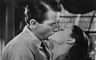 Gregory Peck (1916 - 2003) and Audrey Hepburn (1929 - 1993) kissing in the film 'Roman Holiday', directed by William Wyler.    (Photo by Hulton Archive/Getty Images)