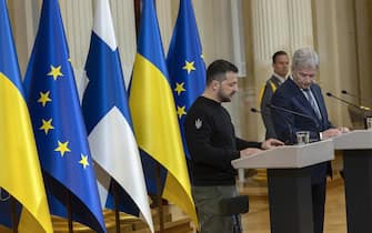 epa10606009 Ukraine President Volodymyr Zelensky (L) and his Finnish counterpart Sauli Niinisto (R) give a press conference following their meeting in Helsinki, Finland, 03 May 2023. Zelenskiy arrived in Finland on Wednesday for meetings with Nordic leaders to discuss the war with Russia and European relations.  EPA/MAURI RATILAINEN