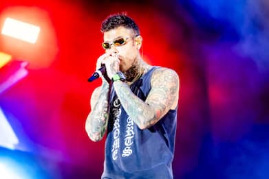 Fedez, al concerto a Ozieri ha chiesto minuto di silenzio per Gioele