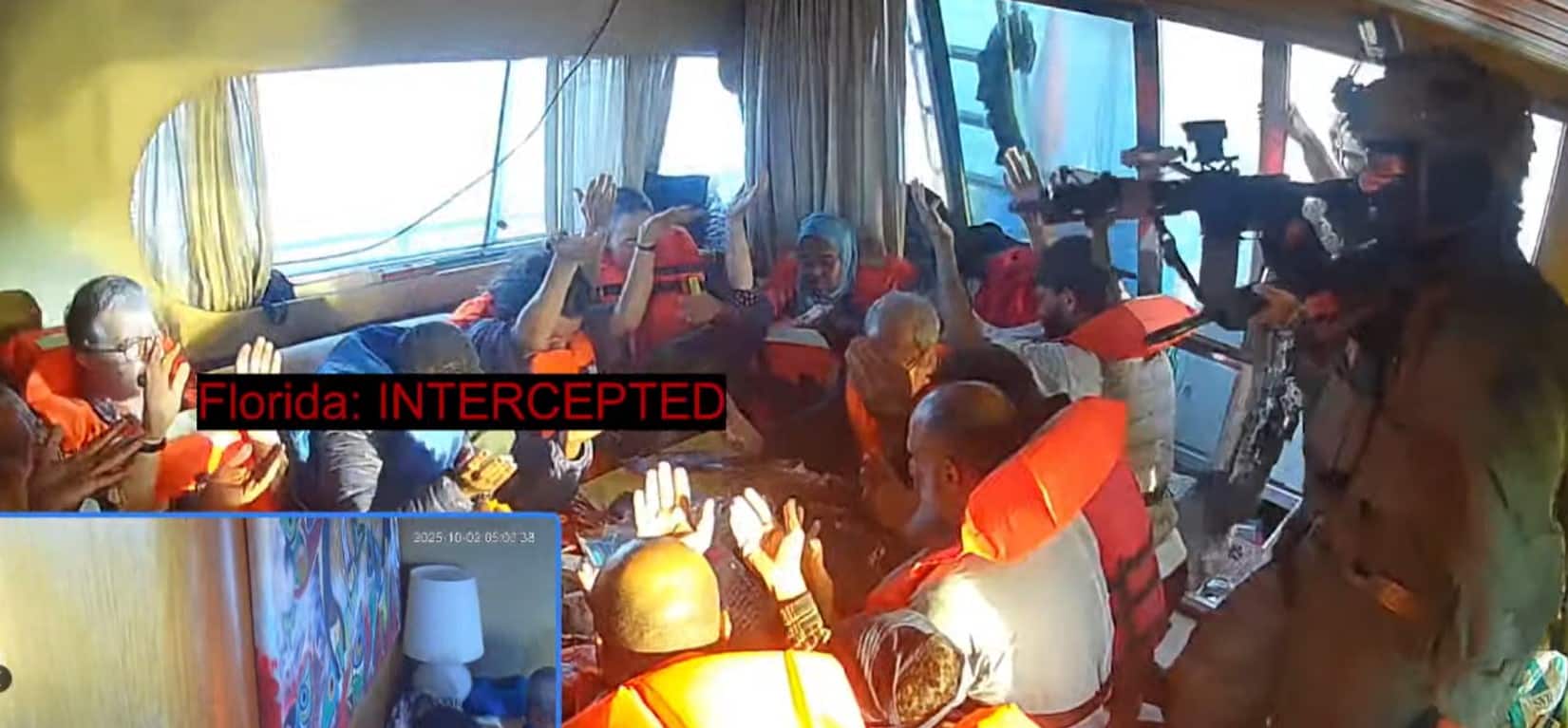 L'imbarcazione Florida della Flotilla intercettata dalla marina israeliana ad armi spianate, gli attivisti restano seduti