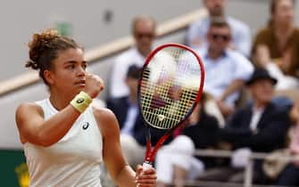 epa11393733 Jasmine Paolini of Italy in action during her Women's Singles semi final match against Mirra Andreeva of Russia during the French Open Grand Slam tennis tournament at Roland Garros in Paris, France, 06 June 2024.  EPA/MOHAMMED BADRA