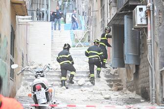 Un'esplosione, accompagnata da un forte odore di gas si è verificata al quarto piano di un palazzo ai Gradini San Matteo a Toledo ai Quartieri Spagnoli, a Napoli. Sono caduti pezzi di intonaco sulla scalinata sottostante dove si trova l'ingresso del palazzo nel quartiere affollato dai turisti. Una coltre di polvere ricopre le auto parcheggiate e tutta la gradinata sottostante è ricoperta di pietre. Tanta la paura, ma nessun ferito. Sul posto vigili del fuoco e polizia che hanno transennato la zona e fatto allontanare le persone prima di iniziare le verifiche nel palazzo, Napoli, 27 aprile 2024.
ANSA/ CIRO FUSCO