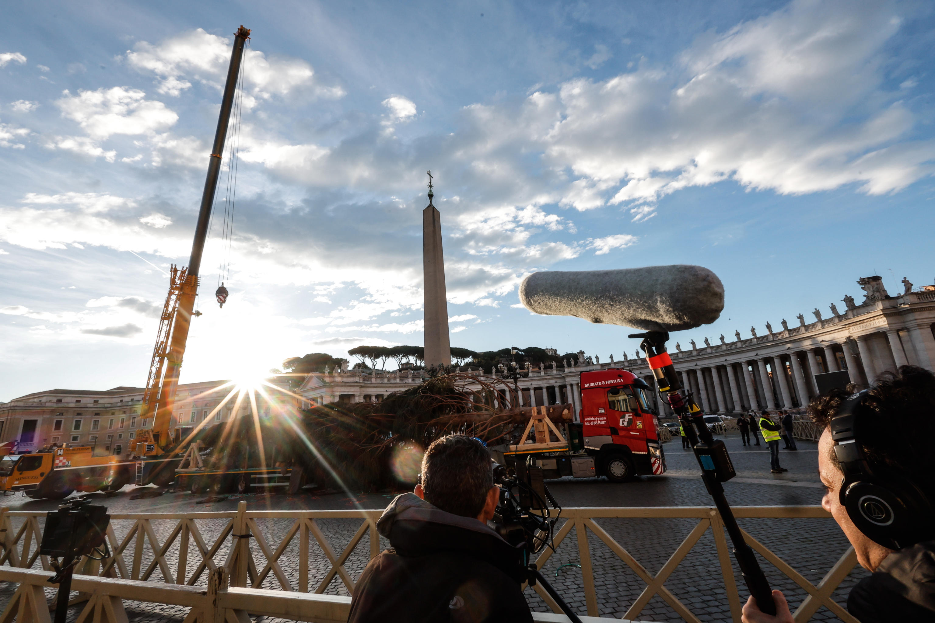 Arrivo albero in Piazza San Pietro