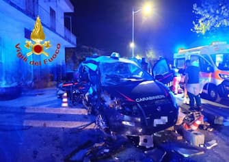 Due carabinieri sono morti in un incidente stradale verificatosi nella notte in provincia di Salerno. Tre le auto, tra le quali quella dei militari, coinvolte lungo la strada che collega i comuni di Eboli e Campagna. Come riferiscono i carabinieri, le vittime sono il maresciallo Francesco Pastore, di 25 anni, e l'appuntato scelto Domenico Ferraro, di 27 anni, entrambi di origine pugliese, in servizio presso la stazione di Campagna. Quattro in totale i feriti (tra cui un terzo carabiniere), sei le autoambulanze arrivate sul posto, 7 aprile 2024. ANSA/US VIGILI DEL FUOCO +++ NO SALES, EDITORIAL USE ONLY +++ NPK +++