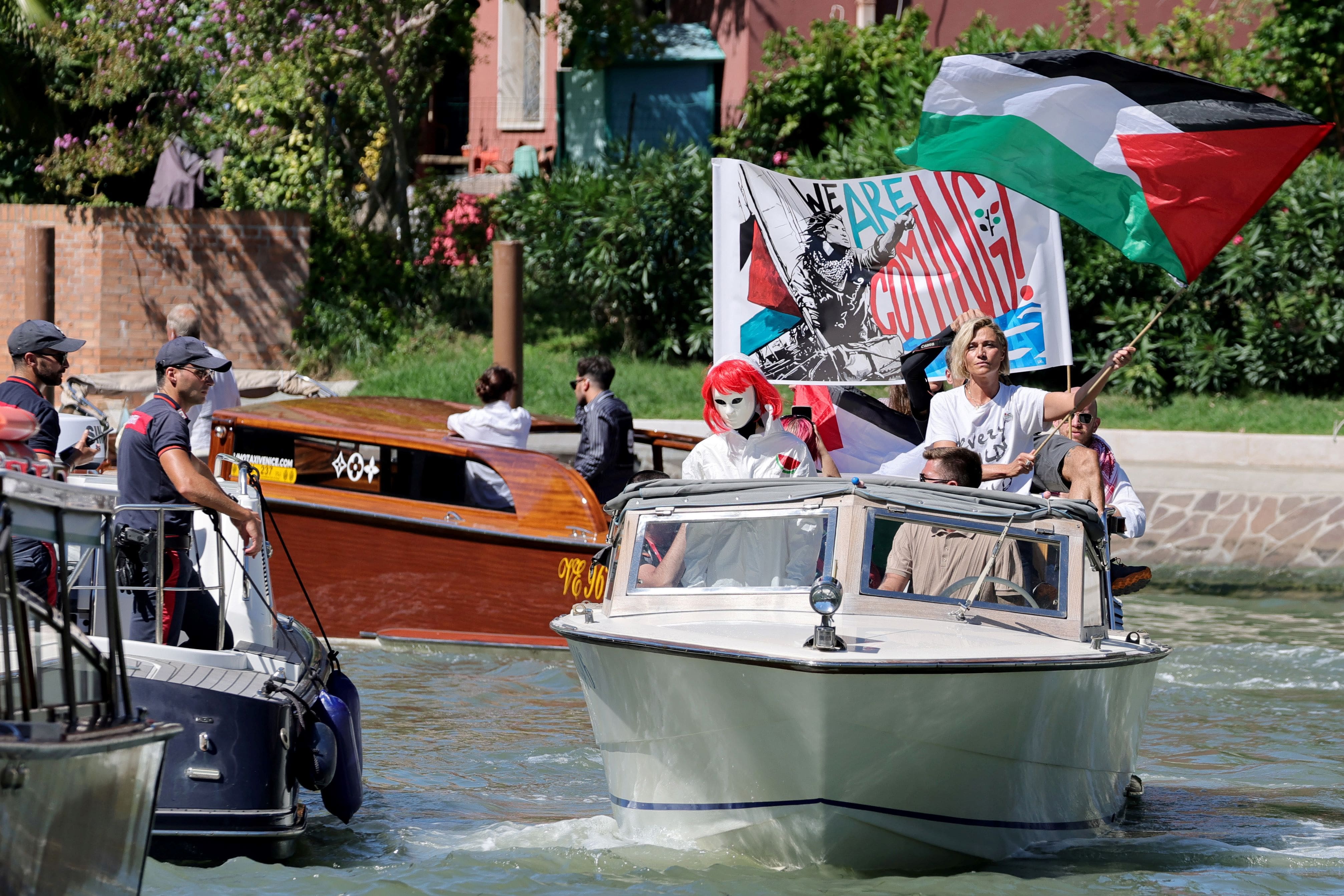 Anna Foglietta e Laika sulla lancia fermata dai Carabinieri a Venezia