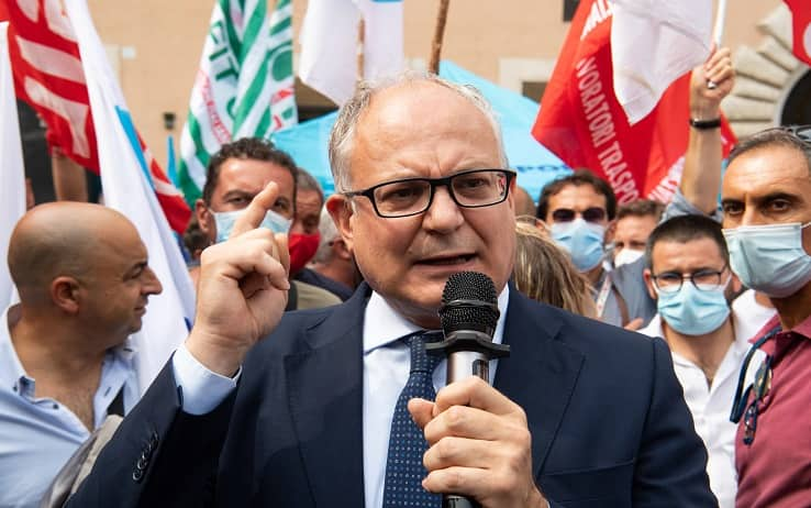 LÕintervento del candidato a sindaco di Roma Roberto Gualtieri, alla manifestazione dei lavoratori del trasporto aereo a Roma, 10 settembre 2021.   MAURIZIO BRAMBATTI/ANSA