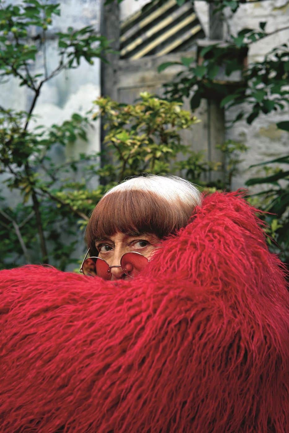 Collier Schorr, Agnès Varda dans sa cour rue Daguerre, Paris 14e Séance pour Interview magazine, 22 juillet 2018, n° 521. Courtesy Collier Schorr