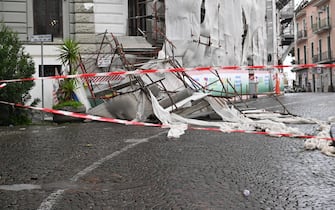 In via Aniello Falcone, si è verificato il crollo
parziale di una impalcatura montata sulla facciata di uno
stabile per lavori, Napoli, 17 Gennaio 2023. ANSA/CIRO FUSCO