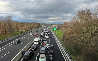 Scontri tra tifosi Napoli e Roma in A1, un ferito 