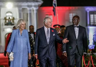 epa10951176 Britain's Queen Camilla (L), Britain's King Charles III (C) and Kenyan President William Ruto (R) arrive for the State Banquet at the State House in Nairobi, Kenya, 31 October 2023. King Charles is in Kenya for a four-day trip, his first state visit to a Commonwealth country as monarch.  EPA/LUIS TATO / POOL
