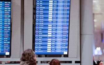Un tabellone con i voli cancellati all'aeroporto internazionale Ben Gurion di Tel Aviv