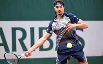 epa11376968 Lorenzo Sonego of Italy eyes the ball during his Men's Singles 2nd round match against Zhizhen Zhang of China at the French Open Grand Slam tennis tournament at Roland Garros in Paris, France, 29 May 2024.  EPA/CHRISTOPHE PETIT TESSON