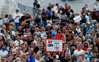 Manifestazione contro il green pass in piazza del Popolo a Roma