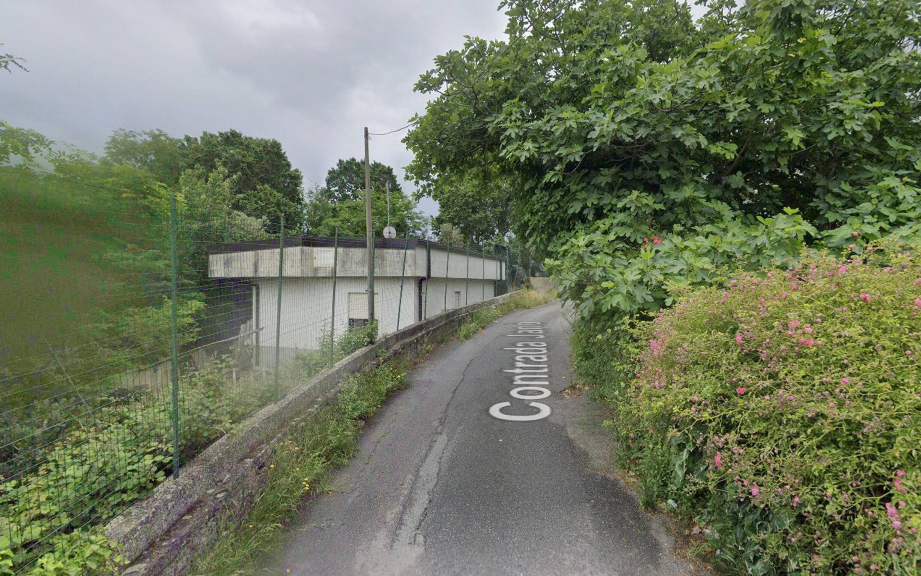 Un'immagine da Google Street View di Contrada Janò, alla periferia di Catanzaro, dove un bambino di due anni è morto dopo essere stato investito in cortile da un furgone che era in fase di retromarcia, 22 agosto 2025 ANSA/ GOOGLE STREET VIEW ++USARE SOLO PER ILLUSTRARE OGGI LA NOTIZIA INDICATA NEL TITOLO - NON ARCHIVIARE   FOTO NON IN VENDITA - DA USARE SOLO PER FINI GIORNALISTICI - NPK+++