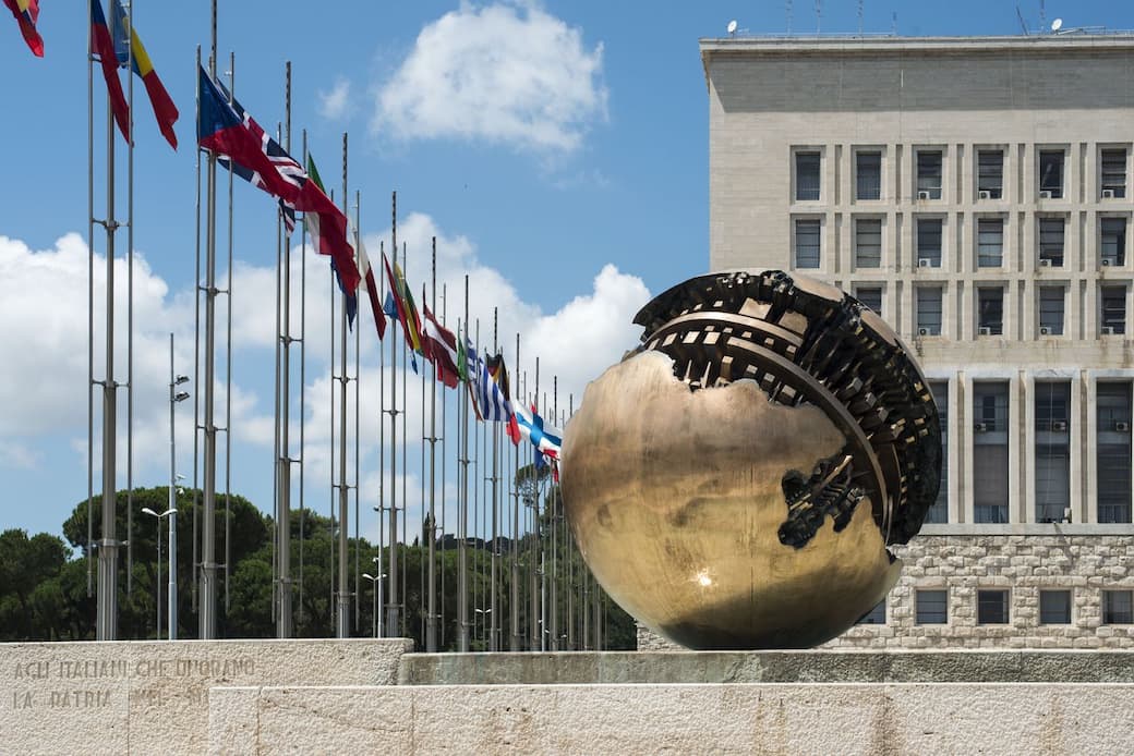 MAECI-Dettaglio-della-facciata-con-la-Sfera-grande-di-Arnaldo-Pomodoro.-Foto-di-Giorgio-Benni.jpg