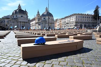 Una immagine dell'iniziativa organizzata dalla UIL, 'Mille bare a Piazza del Popolo' per ricordare le vittime del lavoro a Roma, 19 marzo 2024. 
 ANSA/MAURIZIO BRAMBATTI